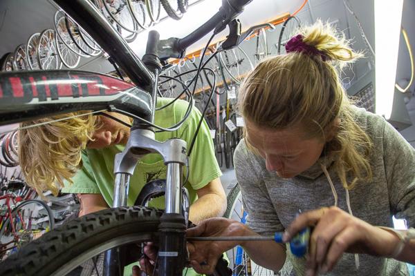 biks, bike maintenance, bike kitchen