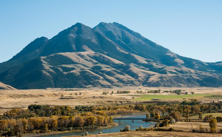 Yellowstone river flowing in front of Emigrant peak